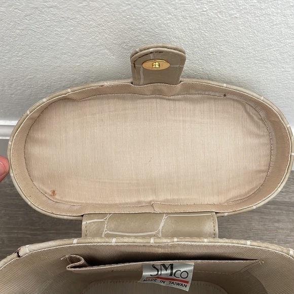 Giraffe Pattern Purse - Picture 8 of 10